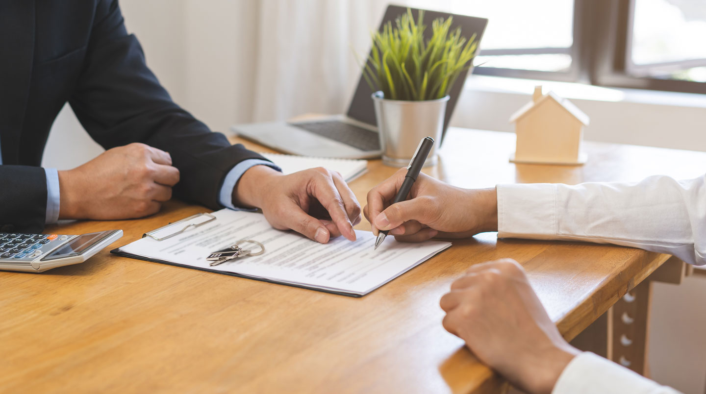Expert immobilier réalisant une estimation de bien résidentiel avec outils de mesure professionnels dans un intérieur moderne